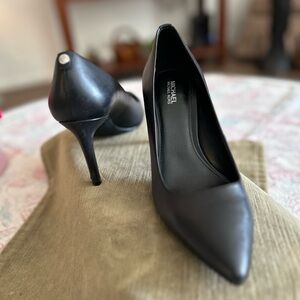 Women’s Michael Kors black pumps size 7, Excellent condition.